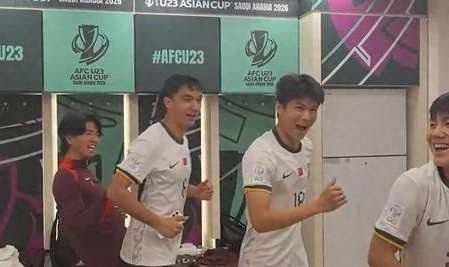 U23国足更衣室嗨爆！全队魔性转圈圈，向余望：再赢1场就回家|李昊|越南|国足球员|乌兹别克足球|拜合拉木_新浪体育_新浪新闻