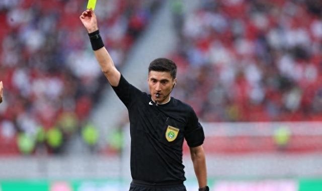 鲁沪大战争议判罚！马纳法手球逃点，媒体人：麦麦提江看都不看