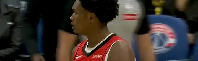 开云体育官网-奇才下半场连续出现失误，伊森、阿门分别暴扣火箭领先16分