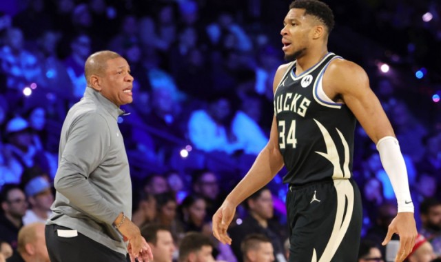 开云官网-里弗斯回应字母流言：他说想留在雄鹿 作为主帅我只能以此为依据