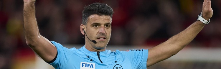 开云体育入口-45场12红！世体：巴萨是曼萨诺执法生涯染红最多球队，梅西在列